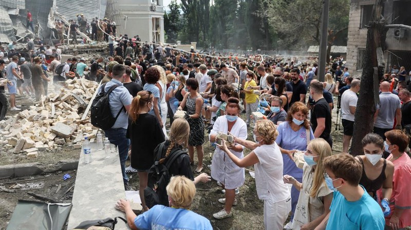 Tim penyelamat bekerja di Rumah Sakit Anak Okhmatdyt yang rusak akibat serangan rudal Rusia, di tengah serangan Rusia ke Ukraina, di Kyiv, Ukraina 8 Juli 2024. (REUTERS/Gleb Garanich)