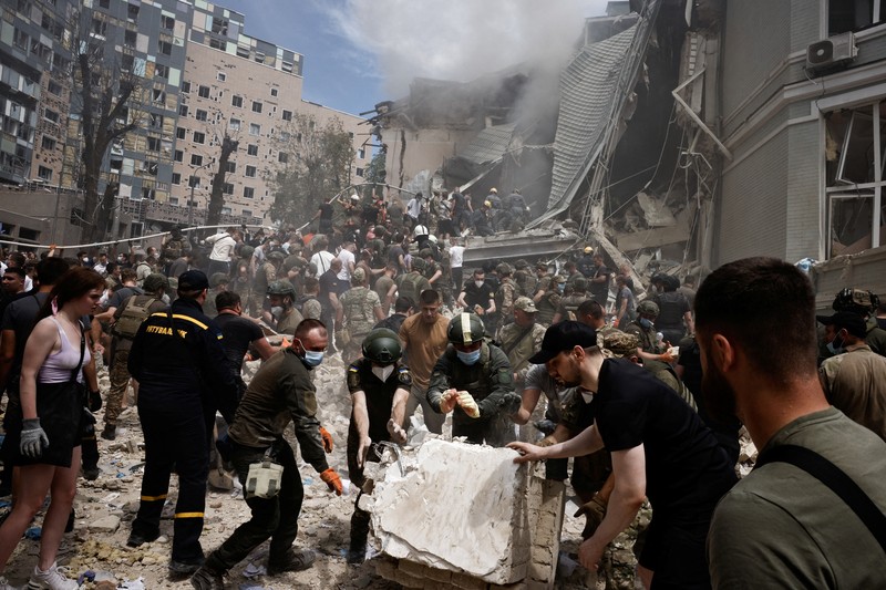 Tim penyelamat bekerja di Rumah Sakit Anak Okhmatdyt yang rusak akibat serangan rudal Rusia, di tengah serangan Rusia ke Ukraina, di Kyiv, Ukraina 8 Juli 2024. (REUTERS/Gleb Garanich)