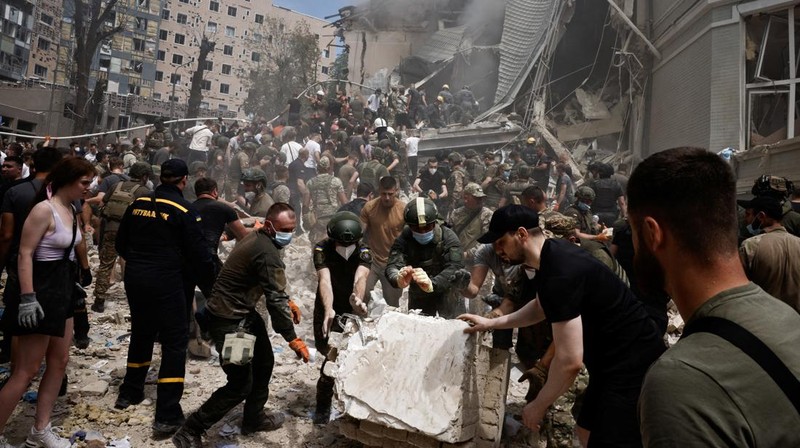 Tim penyelamat bekerja di Rumah Sakit Anak Okhmatdyt yang rusak akibat serangan rudal Rusia, di tengah serangan Rusia ke Ukraina, di Kyiv, Ukraina 8 Juli 2024. (REUTERS/Gleb Garanich)