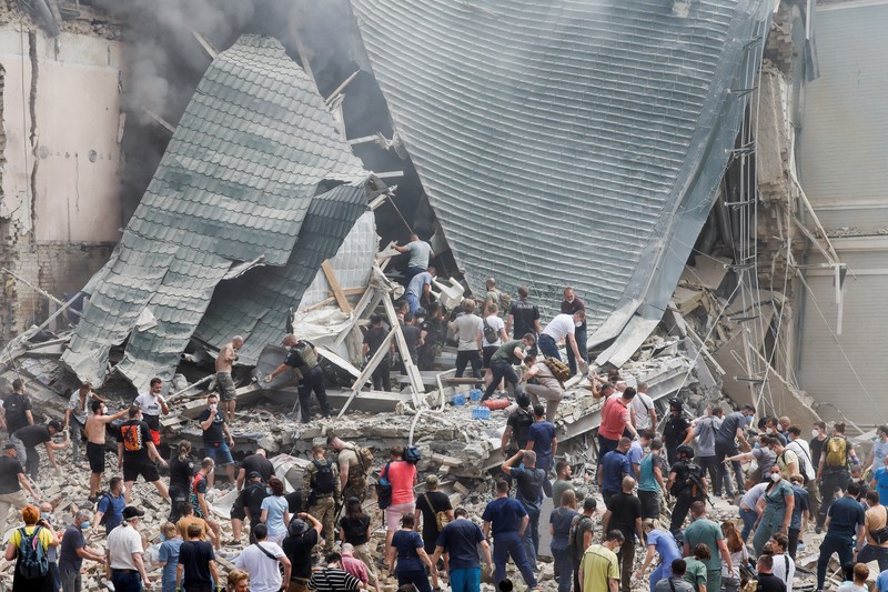 Tim penyelamat bekerja di Rumah Sakit Anak Okhmatdyt yang rusak akibat serangan rudal Rusia, di tengah serangan Rusia ke Ukraina, di Kyiv, Ukraina 8 Juli 2024. (REUTERS/Gleb Garanich)