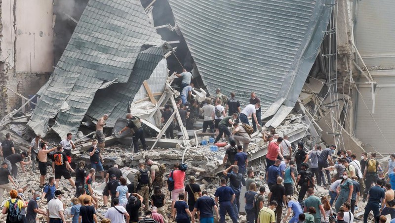 Tim penyelamat bekerja di Rumah Sakit Anak Okhmatdyt yang rusak akibat serangan rudal Rusia, di tengah serangan Rusia ke Ukraina, di Kyiv, Ukraina 8 Juli 2024. (REUTERS/Gleb Garanich)