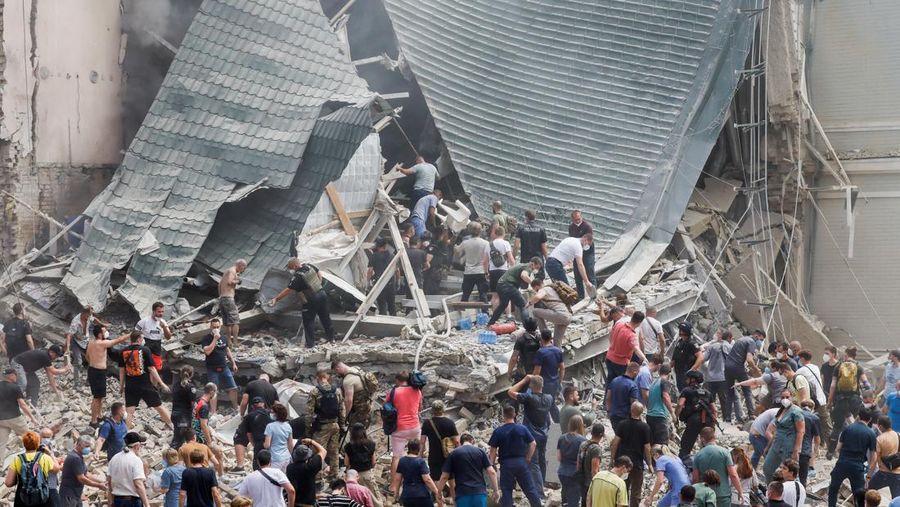 Tim penyelamat bekerja di Rumah Sakit Anak Okhmatdyt yang rusak akibat serangan rudal Rusia, di tengah serangan Rusia ke Ukraina, di Kyiv, Ukraina 8 Juli 2024. (REUTERS/Gleb Garanich)