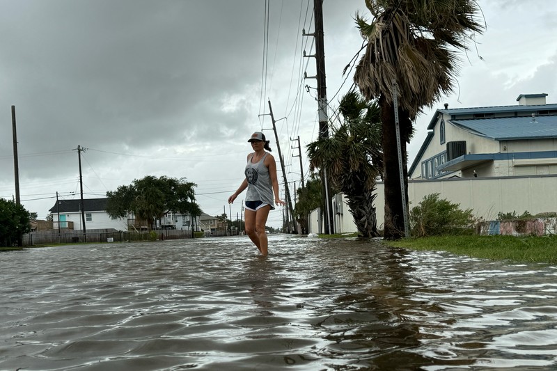 Puing-puing dan air banjir akibat Badai Beryl menutupi jalan utama di Surfside Beach, Texas, AS, 8 Juli 2024. Puing-puing dan air banjir akibat Badai Beryl menutupi jalan utama di Surfside Beach, Texas, AS, 8 Juli 2024. (REUTERS/Adrees Latif)