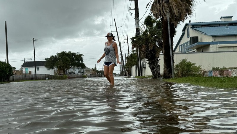 Puing-puing dan air banjir akibat Badai Beryl menutupi jalan utama di Surfside Beach, Texas, AS, 8 Juli 2024. (REUTERS/Adrees Latif)
