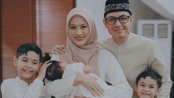 Momen Terindah Dude Harlino di 2025: Bawa Istri dan Anak-anak ke Kabah