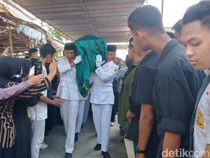 Momen Haru Pemakaman Ketua OSIS SMAN 1 Cawas Tewas Kesetrum Buntut Prank Ultah