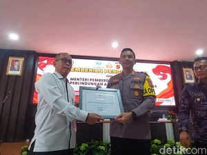 Kapolresta Bogor Terima Penghargaan KememPPPA Tangani Anak Terlibat Tawuran