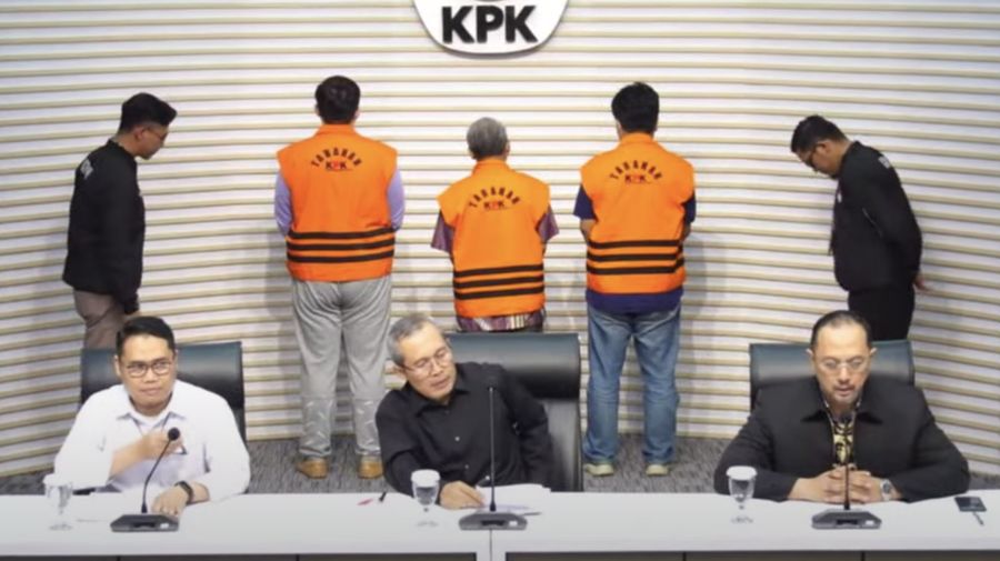 Konferensi pers penahanan tersangka dugaan TPK terkait pekerjaan retrofit PLTU Bukit Asam (YouTube/KPK RI)