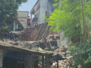 Penampakan Rumah Warga Rusak gegara Longsor di Cipayung Depok