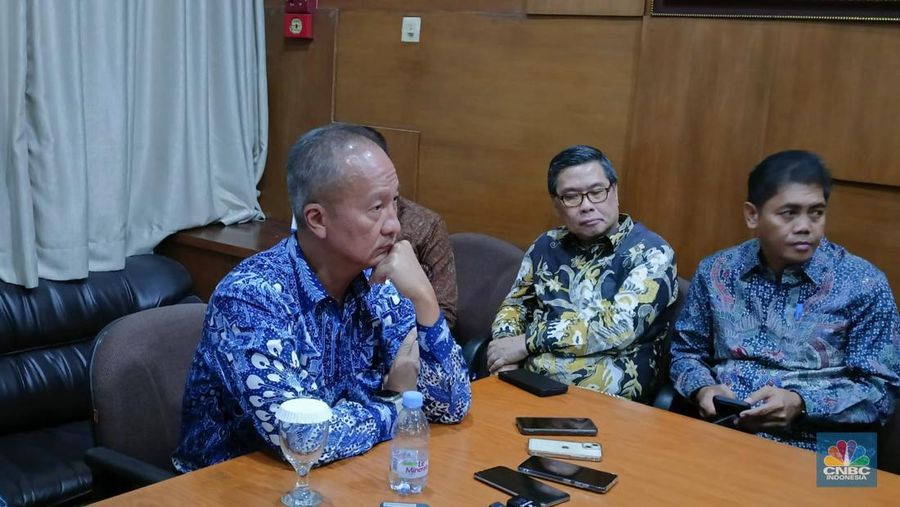 Menperin Agus Gumiwang memberi keterangan kepada wartawan di Jakarta, Selasa (8/7/2024). (CNBC Indonesia/Ferry Sandi)