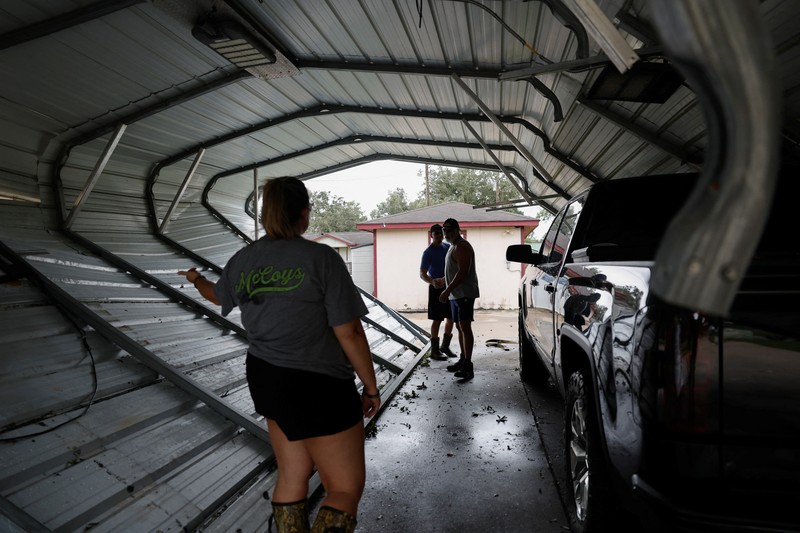 Puing-puing dan air banjir akibat Badai Beryl menutupi jalan utama di Surfside Beach, Texas, AS, 8 Juli 2024. Puing-puing dan air banjir akibat Badai Beryl menutupi jalan utama di Surfside Beach, Texas, AS, 8 Juli 2024. (REUTERS/Adrees Latif)