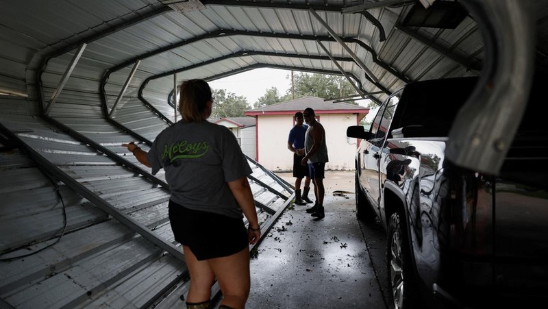 Puing-puing dan air banjir akibat Badai Beryl menutupi jalan utama di Surfside Beach, Texas, AS, 8 Juli 2024. (REUTERS/Adrees Latif)