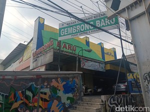 Jeritan Pedagang Pasar Gembrong Menanti Pelanggan