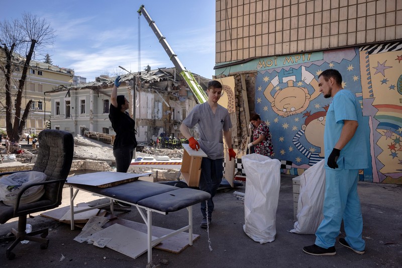 Pasca serangan rudal Rusia di Rumah Sakit Anak Okhmatdyt di Kyiv, Ukraina, Selasa (9/7/2024). (REUTERS/Thomas Peter)