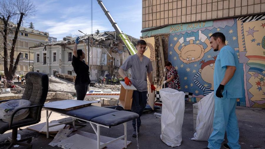 Pasca serangan rudal Rusia di Rumah Sakit Anak Okhmatdyt di Kyiv, Ukraina, Selasa (9/7/2024). (REUTERS/Thomas Peter)