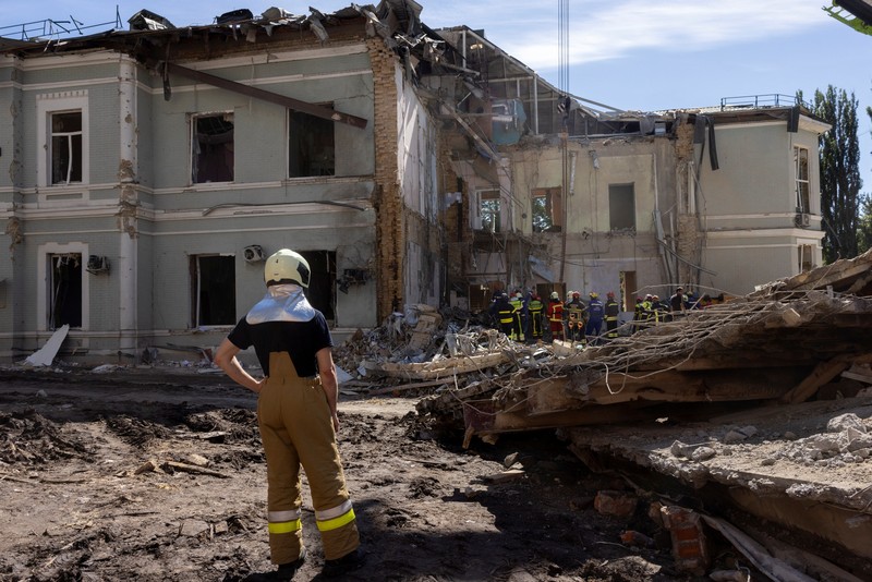 Pasca serangan rudal Rusia di Rumah Sakit Anak Okhmatdyt di Kyiv, Ukraina, Selasa (9/7/2024). (REUTERS/Thomas Peter)