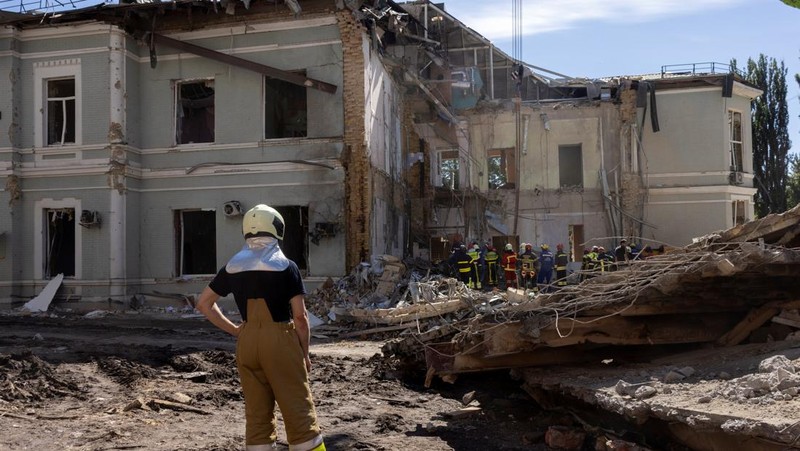 Pasca serangan rudal Rusia di Rumah Sakit Anak Okhmatdyt di Kyiv, Ukraina, Selasa (9/7/2024). (REUTERS/Thomas Peter)