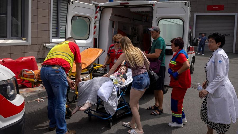 Pasca serangan rudal Rusia di Rumah Sakit Anak Okhmatdyt di Kyiv, Ukraina, Selasa (9/7/2024). (REUTERS/Thomas Peter)