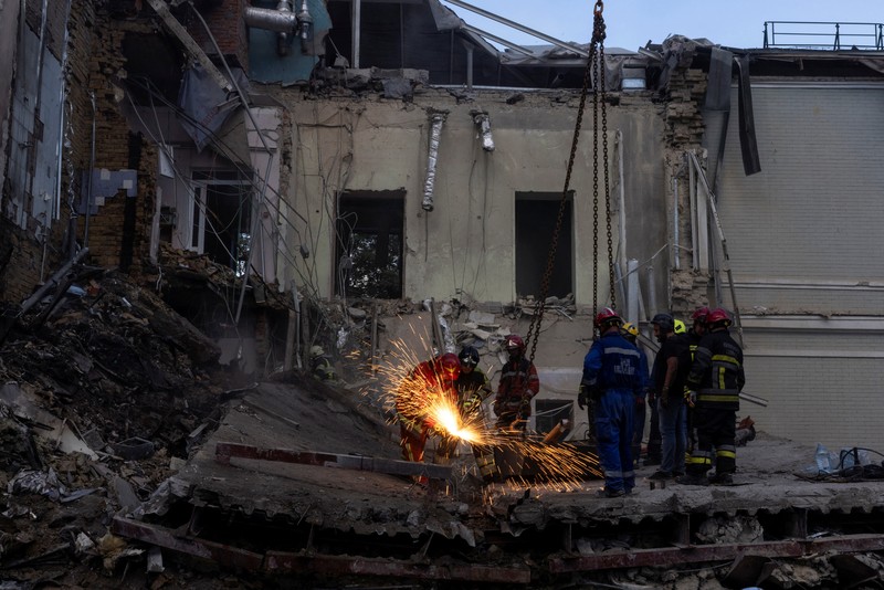 Pasca serangan rudal Rusia di Rumah Sakit Anak Okhmatdyt di Kyiv, Ukraina, Selasa (9/7/2024). (REUTERS/Thomas Peter)