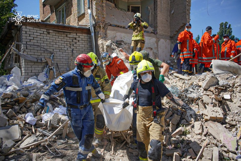 Pasca serangan rudal Rusia di Rumah Sakit Anak Okhmatdyt di Kyiv, Ukraina, Selasa (9/7/2024). (REUTERS/Thomas Peter) Pasca serangan rudal Rusia di Rumah Sakit Anak Okhmatdyt di Kyiv, Ukraina, Selasa (9/7/2024). (REUTERS/Thomas Peter)
