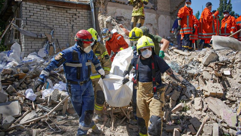 Pasca serangan rudal Rusia di Rumah Sakit Anak Okhmatdyt di Kyiv, Ukraina, Selasa (9/7/2024). (REUTERS/Thomas Peter)
