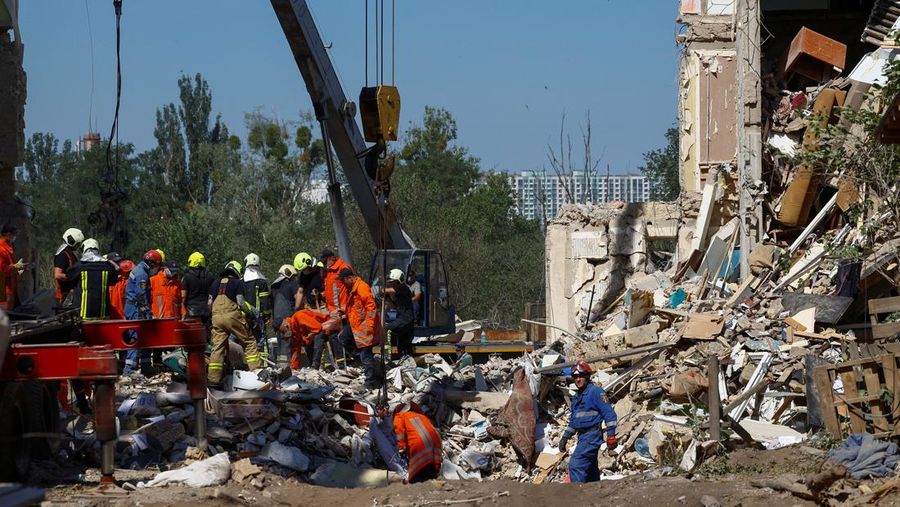 Pasca serangan rudal Rusia di Rumah Sakit Anak Okhmatdyt di Kyiv, Ukraina, Selasa (9/7/2024). (REUTERS/Thomas Peter)
