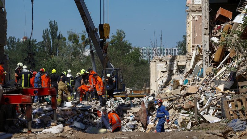 Pasca serangan rudal Rusia di Rumah Sakit Anak Okhmatdyt di Kyiv, Ukraina, Selasa (9/7/2024). (REUTERS/Thomas Peter)