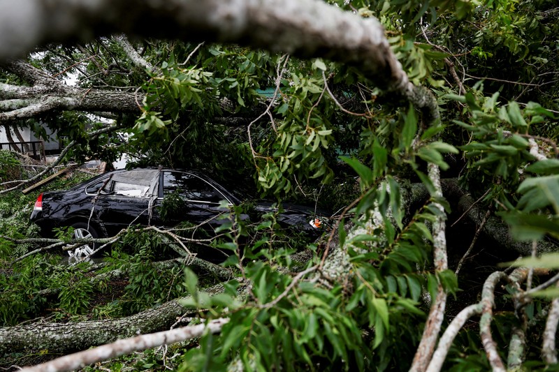 Puing-puing dan air banjir akibat Badai Beryl menutupi jalan utama di Surfside Beach, Texas, AS, 8 Juli 2024. (REUTERS/Adrees Latif)
