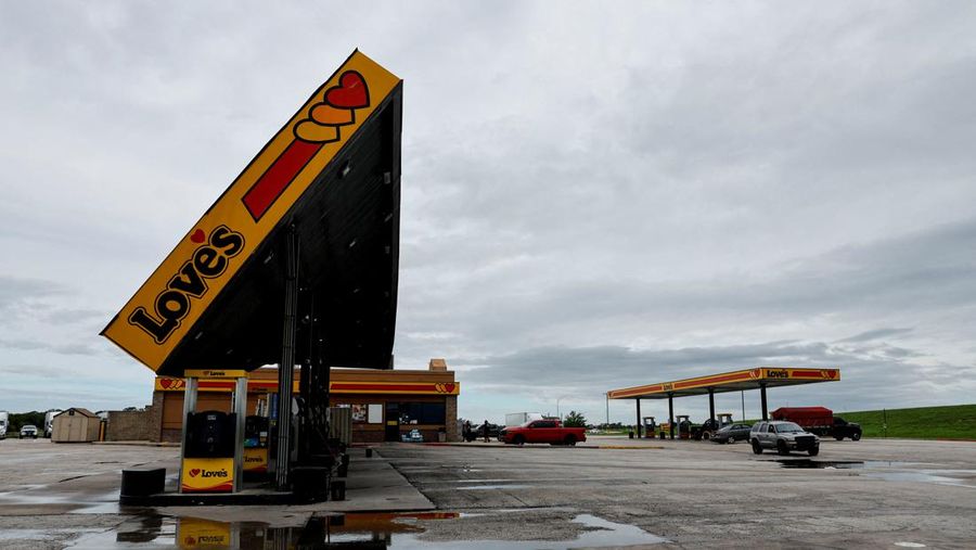 Puing-puing dan air banjir akibat Badai Beryl menutupi jalan utama di Surfside Beach, Texas, AS, 8 Juli 2024. (REUTERS/Adrees Latif)