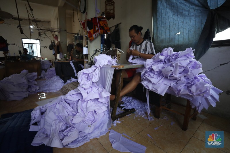 Pembuatan seragam sekolah untuk memenuhi permintaan pasar di Jakarta, Selasa (9/7/2024). (CNBC Indonesia/Tri Susilo) Pembuatan seragam sekolah untuk memenuhi permintaan pasar di Jakarta, Selasa (9/7/2024). (CNBC Indonesia/Tri Susilo)