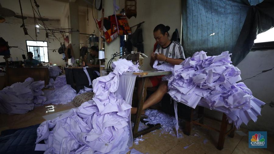 Pembuatan seragam sekolah untuk memenuhi permintaan pasar di Jakarta, Selasa (9/7/2024). (CNBC Indonesia/Tri Susilo)