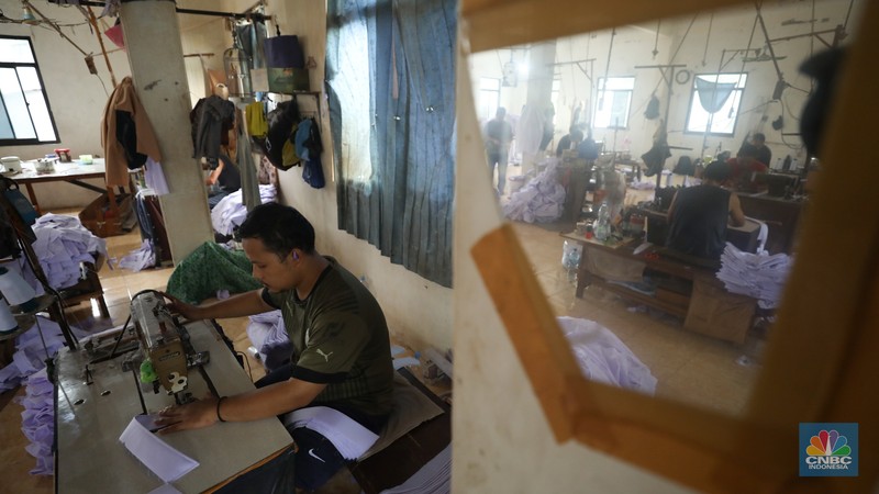 Pembuatan seragam sekolah untuk memenuhi permintaan pasar di Jakarta, Selasa (9/7/2024). (CNBC Indonesia/Tri Susilo) Pembuatan seragam sekolah untuk memenuhi permintaan pasar di Jakarta, Selasa (9/7/2024). (CNBC Indonesia/Tri Susilo)