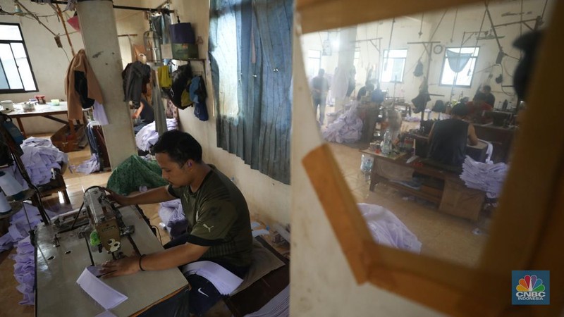 Pembuatan seragam sekolah untuk memenuhi permintaan pasar di Jakarta, Selasa (9/7/2024). (CNBC Indonesia/Tri Susilo)