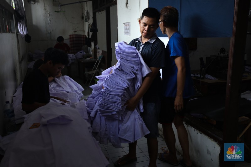 Pembuatan seragam sekolah untuk memenuhi permintaan pasar di Jakarta, Selasa (9/7/2024). (CNBC Indonesia/Tri Susilo) Pembuatan seragam sekolah untuk memenuhi permintaan pasar di Jakarta, Selasa (9/7/2024). (CNBC Indonesia/Tri Susilo)