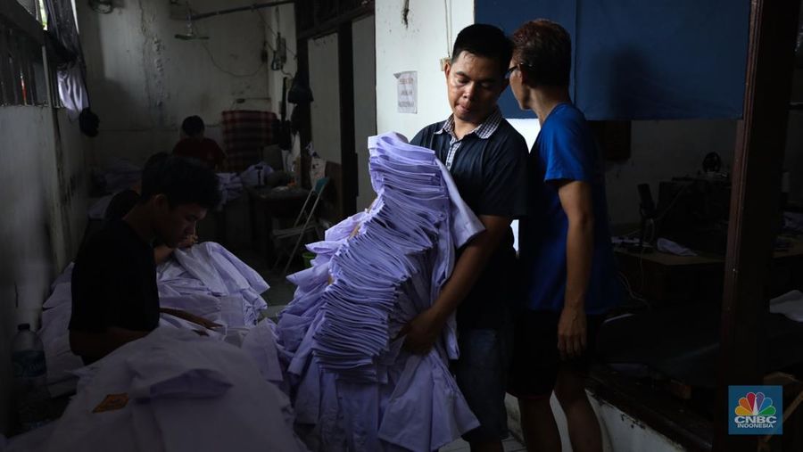 Pembuatan seragam sekolah untuk memenuhi permintaan pasar di Jakarta, Selasa (9/7/2024). (CNBC Indonesia/Tri Susilo)