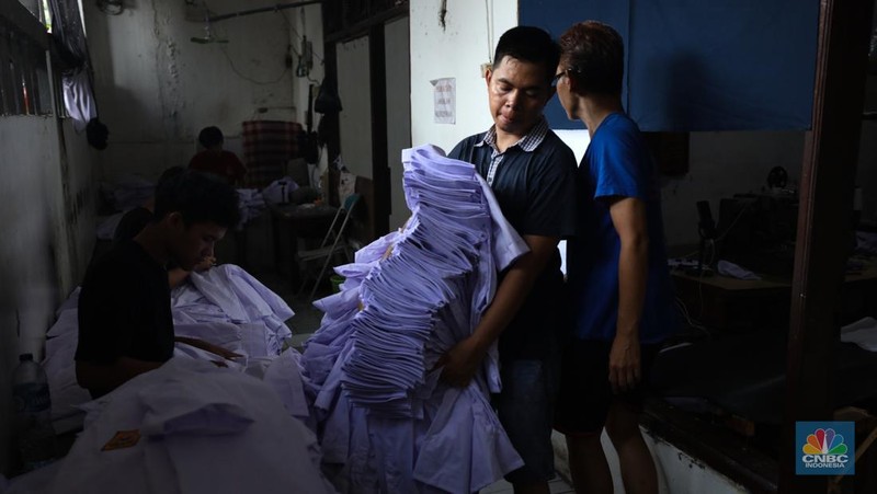 Pembuatan seragam sekolah untuk memenuhi permintaan pasar di Jakarta, Selasa (9/7/2024). (CNBC Indonesia/Tri Susilo)