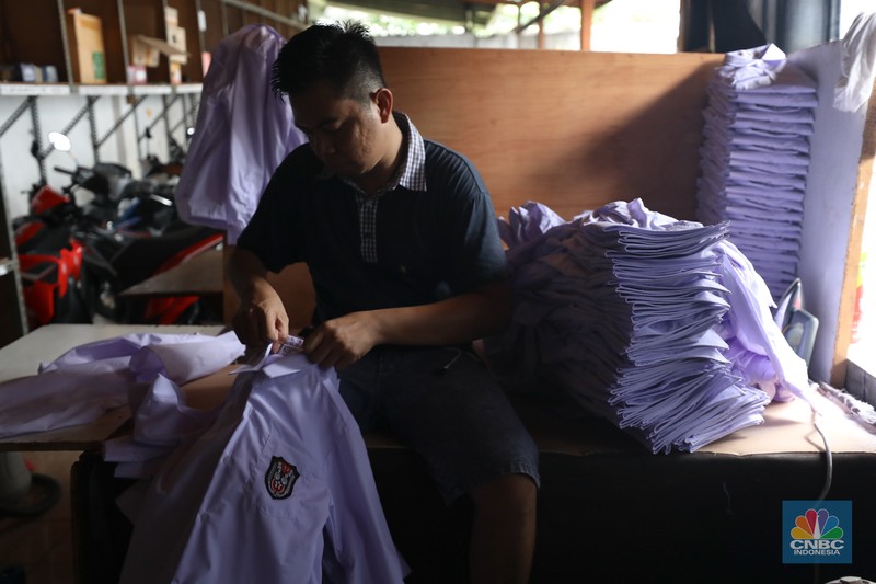 Pembuatan seragam sekolah untuk memenuhi permintaan pasar di Jakarta, Selasa (9/7/2024). (CNBC Indonesia/Tri Susilo) Pembuatan seragam sekolah untuk memenuhi permintaan pasar di Jakarta, Selasa (9/7/2024). (CNBC Indonesia/Tri Susilo)