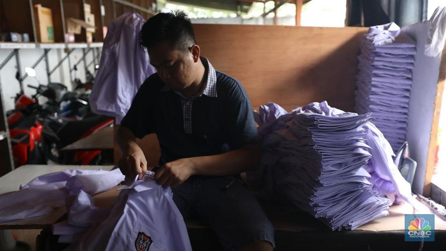 Pembuatan seragam sekolah untuk memenuhi permintaan pasar di Jakarta, Selasa (9/7/2024). (CNBC Indonesia/Tri Susilo)