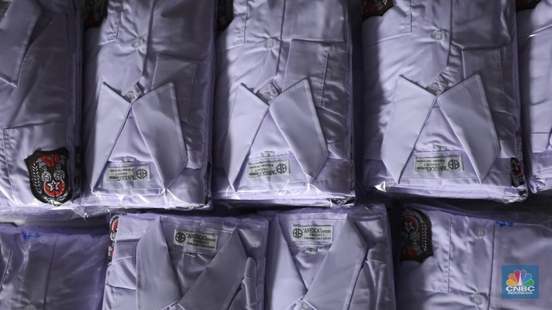 Pembuatan seragam sekolah untuk memenuhi permintaan pasar di Jakarta, Selasa (9/7/2024). (CNBC Indonesia/Tri Susilo) Pembuatan seragam sekolah untuk memenuhi permintaan pasar di Jakarta, Selasa (9/7/2024). (CNBC Indonesia/Tri Susilo)