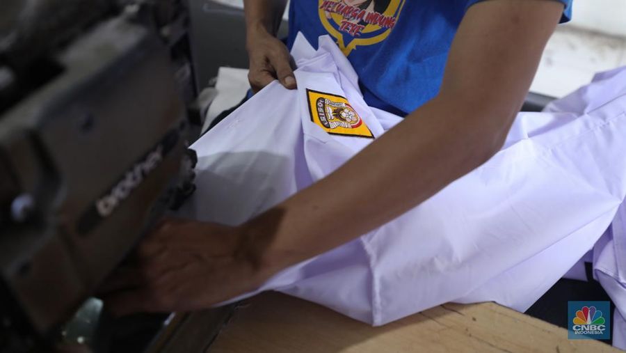 Pembuatan seragam sekolah untuk memenuhi permintaan pasar di Jakarta, Selasa (9/7/2024). (CNBC Indonesia/Tri Susilo)