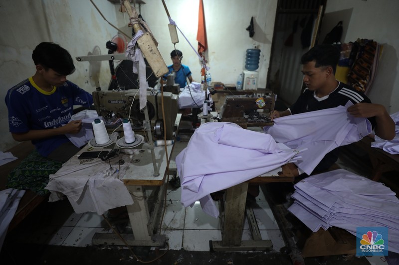 Pembuatan seragam sekolah untuk memenuhi permintaan pasar di Jakarta, Selasa (9/7/2024). (CNBC Indonesia/Tri Susilo) Pembuatan seragam sekolah untuk memenuhi permintaan pasar di Jakarta, Selasa (9/7/2024). (CNBC Indonesia/Tri Susilo)