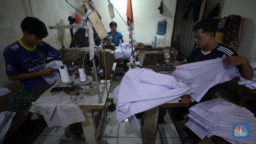 Pembuatan seragam sekolah untuk memenuhi permintaan pasar di Jakarta, Selasa (9/7/2024). (CNBC Indonesia/Tri Susilo)