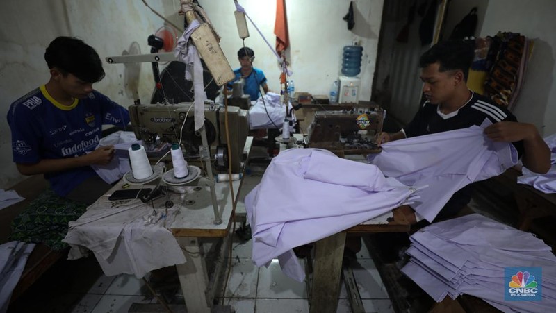 Pembuatan seragam sekolah untuk memenuhi permintaan pasar di Jakarta, Selasa (9/7/2024). (CNBC Indonesia/Tri Susilo)