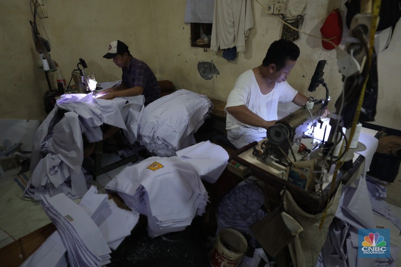 Pembuatan seragam sekolah untuk memenuhi permintaan pasar di Jakarta, Selasa (9/7/2024). (CNBC Indonesia/Tri Susilo) Pembuatan seragam sekolah untuk memenuhi permintaan pasar di Jakarta, Selasa (9/7/2024). (CNBC Indonesia/Tri Susilo)
