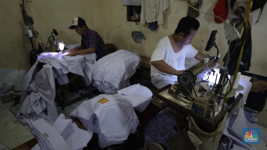 Pembuatan seragam sekolah untuk memenuhi permintaan pasar di Jakarta, Selasa (9/7/2024). (CNBC Indonesia/Tri Susilo)