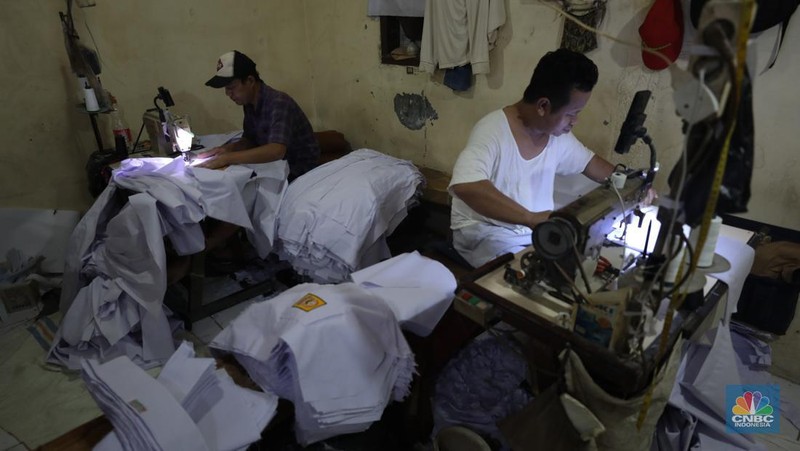 Pembuatan seragam sekolah untuk memenuhi permintaan pasar di Jakarta, Selasa (9/7/2024). (CNBC Indonesia/Tri Susilo)