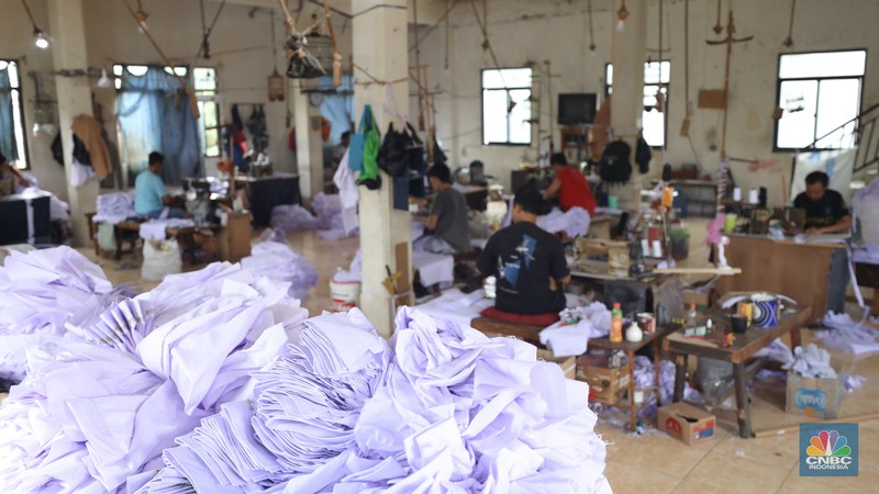 Pembuatan seragam sekolah untuk memenuhi permintaan pasar di Jakarta, Selasa (9/7/2024). (CNBC Indonesia/Tri Susilo) Pembuatan seragam sekolah untuk memenuhi permintaan pasar di Jakarta, Selasa (9/7/2024). (CNBC Indonesia/Tri Susilo)