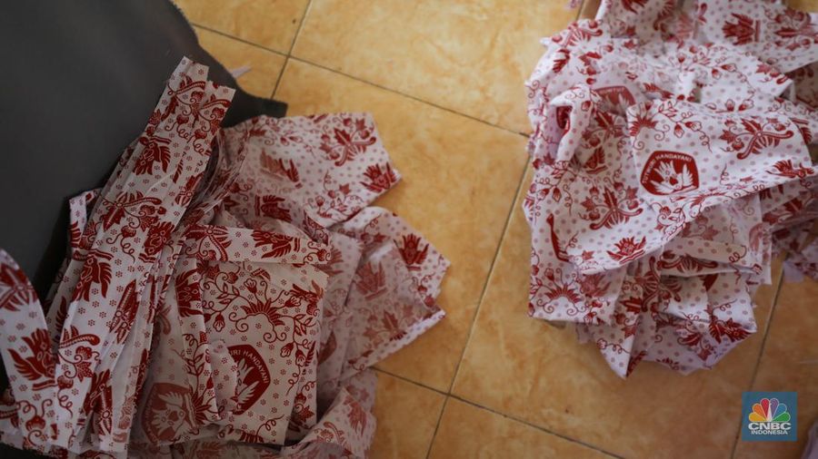 Pembuatan seragam sekolah untuk memenuhi permintaan pasar di Jakarta, Selasa (9/7/2024). (CNBC Indonesia/Tri Susilo)