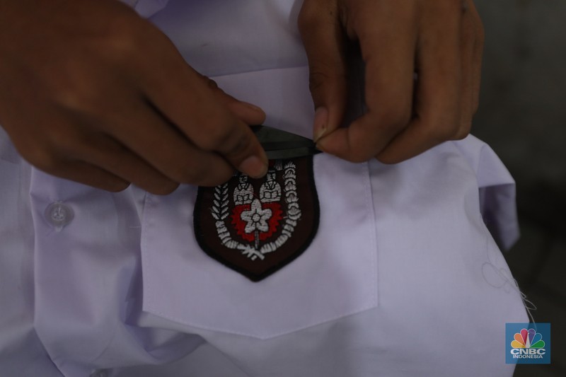 Pembuatan seragam sekolah untuk memenuhi permintaan pasar di Jakarta, Selasa (9/7/2024). (CNBC Indonesia/Tri Susilo)