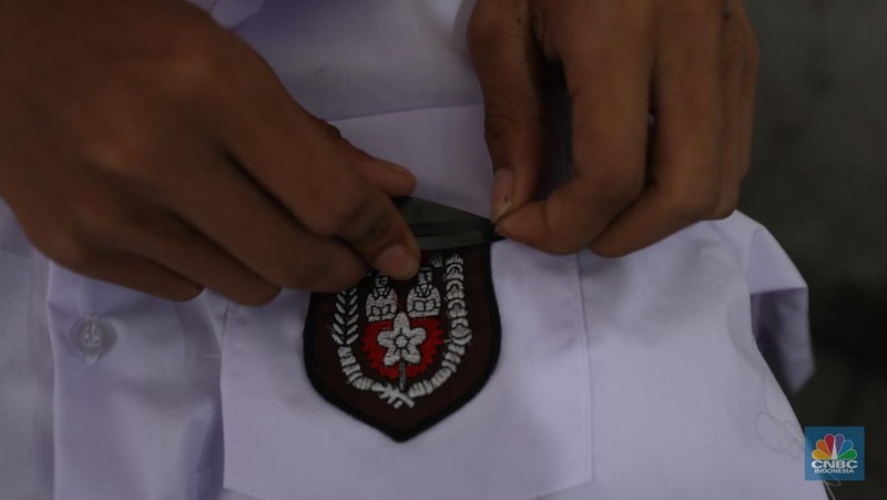 Pembuatan seragam sekolah untuk memenuhi permintaan pasar di Jakarta, Selasa (9/7/2024). (CNBC Indonesia/Tri Susilo)